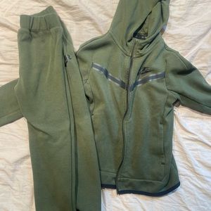 Nike tech sweat suit boys